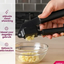 Cookinglife Knoflookpers Zwart 19 cm - Knoflookpers voor verse knoflook - Eenvoudig te reinigen - Stevig RVS persgedeelte - Comfortabele kunststof handgrepen - Duurzaam en stijlvol - 190 x 50 x 30 mm - Keukengerei - Keuken accessoires