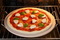 Cookinglife Pizzasteen met houder Fire & Flavour ø 33 cm - Hittebestendig Steen - BBQ en Oven Gebruik