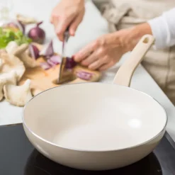 GreenPan Wokpan met deksel Essence Pro Clay ø 28 cm / 3.69 Liter - keramische anti-aanbaklaag