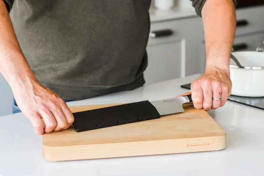 KitchenAid Koksmes Gourmet 20 cm + Gratis mesbeschermer