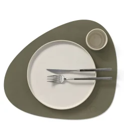 LIND DNA Placemats Nupo - Leer - Army Green / Nature - Curved - dubbelzijdig - Afwasbaar - 44 x 37 cm - 2 Stuks